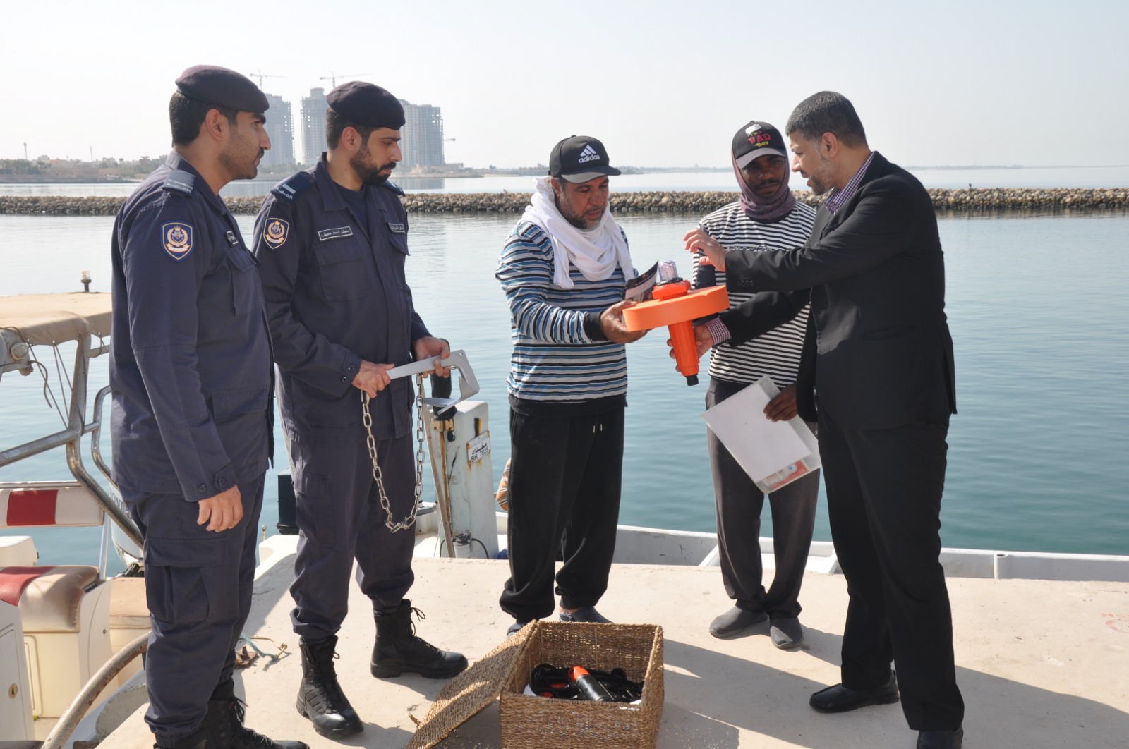 خفر السواحل تنظم حملة توعوية بالتعاون مع بابكو إنرجيز لمرتادي البحر<